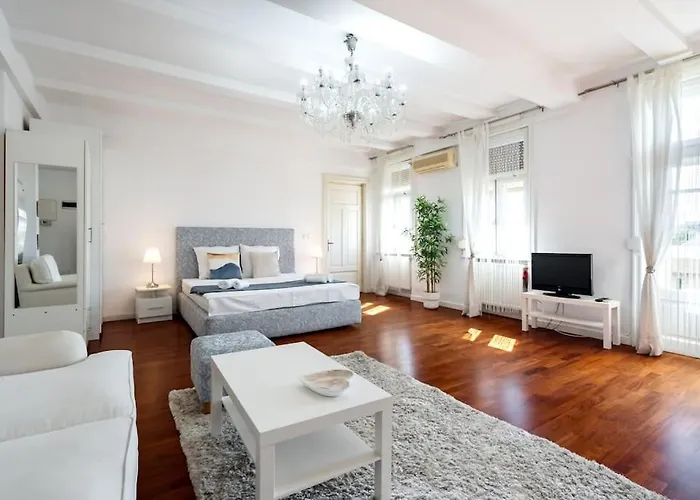 Mozzafiato By The River Studio